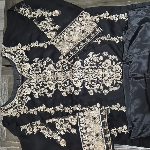 Pakistani 3 piece suit - Picture 6 of 8